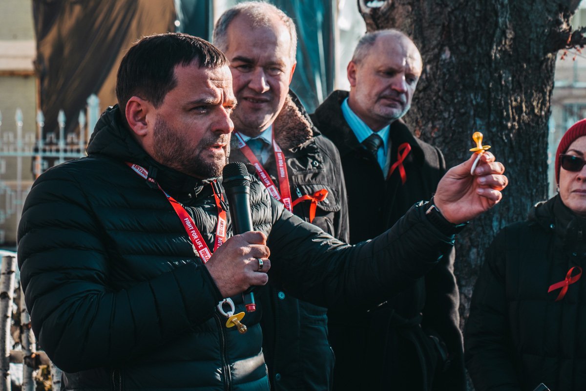 Активисты благотворительной организации "100% життя" призывают проходить тест на ВИЧ регулярно Активисты благотворительной организации "100% життя" призывают проходить тест на ВИЧ регулярно