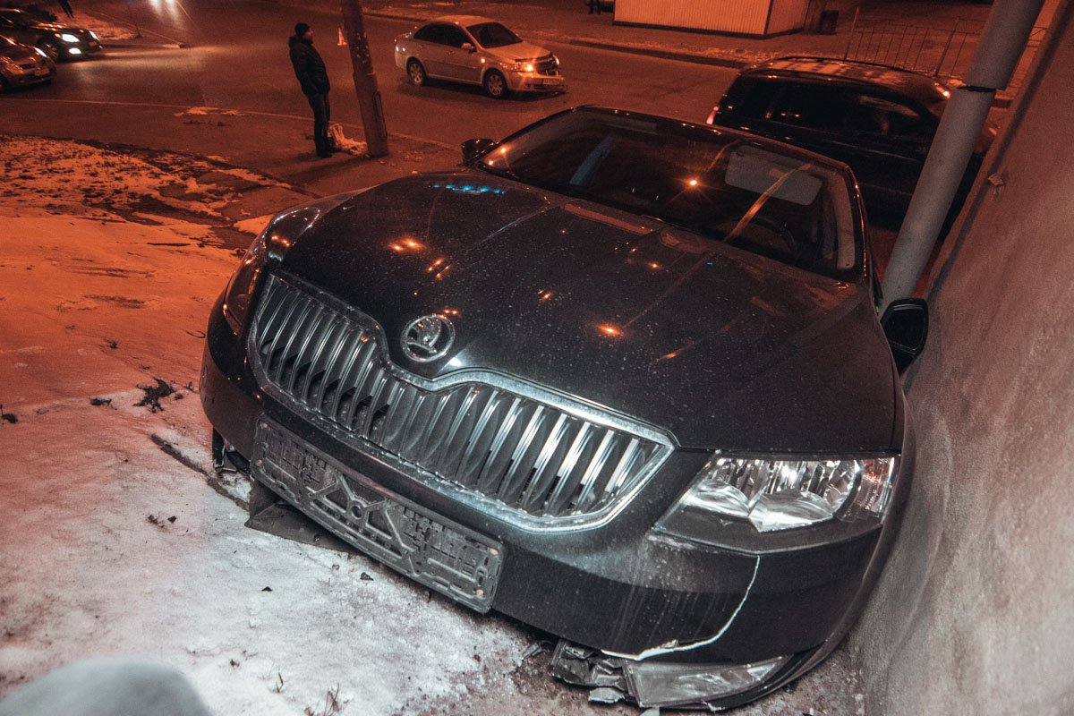 В Святошинском районе Киева произошло ДТП с участием автомобилей Skoda и Chevrolet