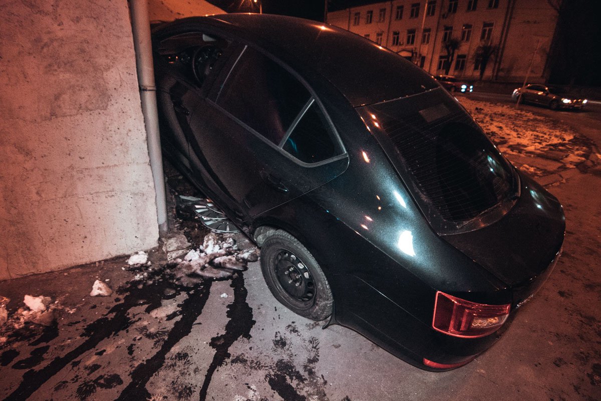 От удара автомобиль Skoda развернулся на 360 градусов и вылетел на обочину