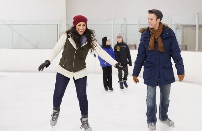 Близнецам в подарок можно вручить билеты на какое-то интересное мероприятие или на каток