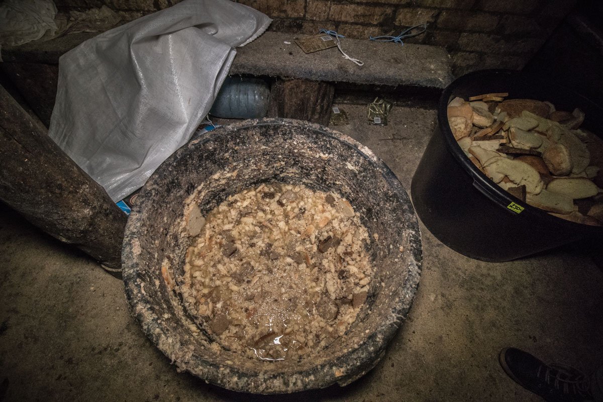 На каждый прием пищи тратится 1 300 килограмм корма