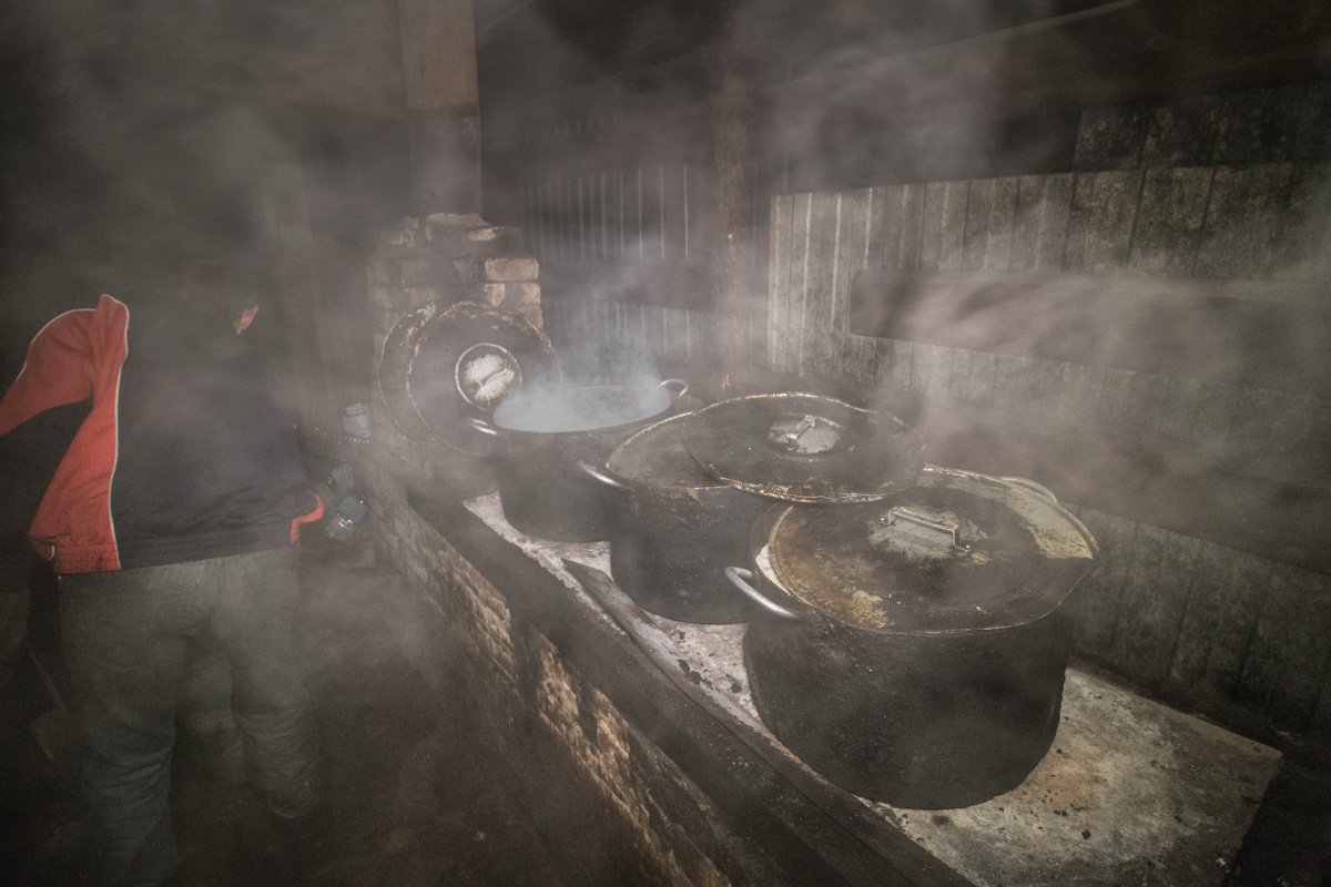 Готовится еда в отдельном помещении, причем практически безостановочно