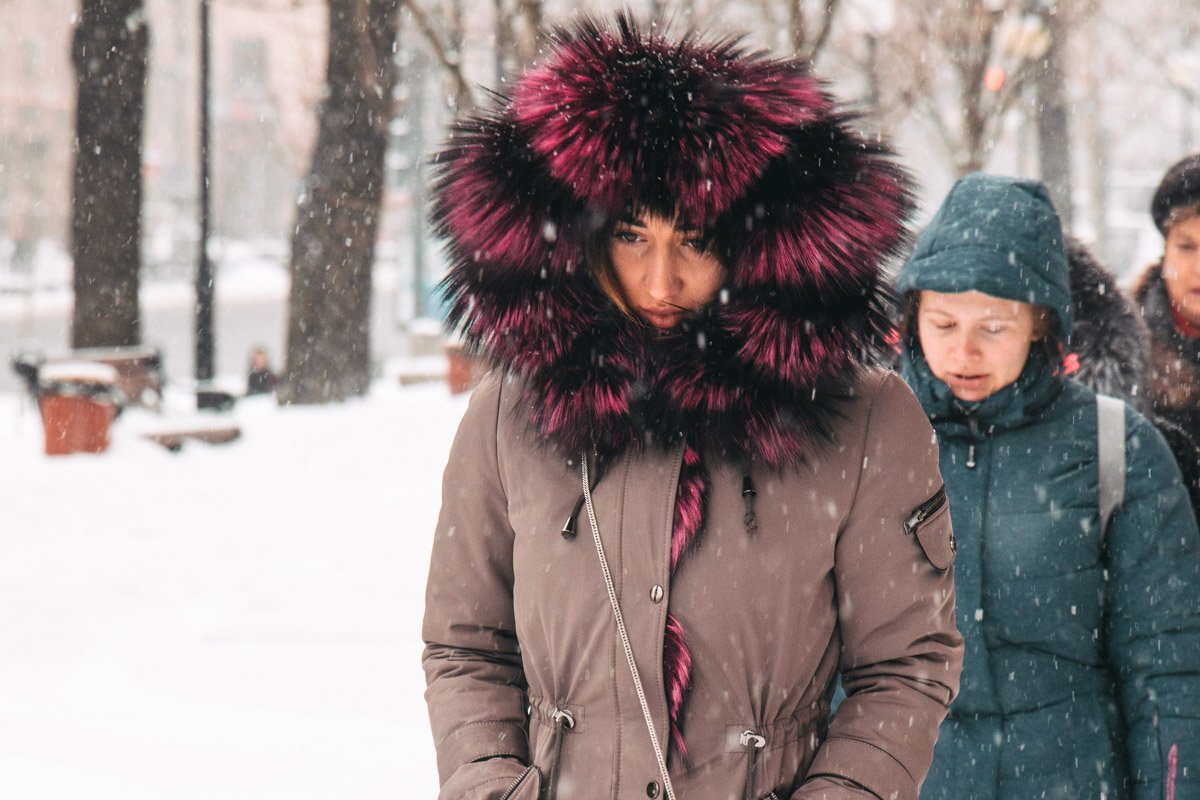 Не знаем, что за зверь у девушки на капюшоне, но наверное тепло Не знаем, что за зверь у девушки на капюшоне, но наверное тепло