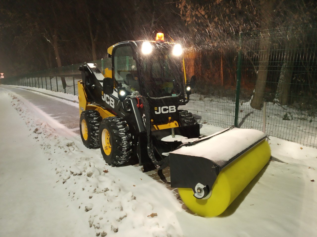 На улицах города убирают последствия снегопада 358 машин спецтехники На улицах города убирают последствия снегопада 358 машин спецтехники