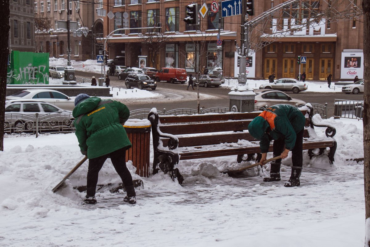 Коммунальщики не прекращают уборку улиц и дорог столицы с вечера 30 ноября Коммунальщики не прекращают уборку улиц и дорог столицы с вечера 30 ноября