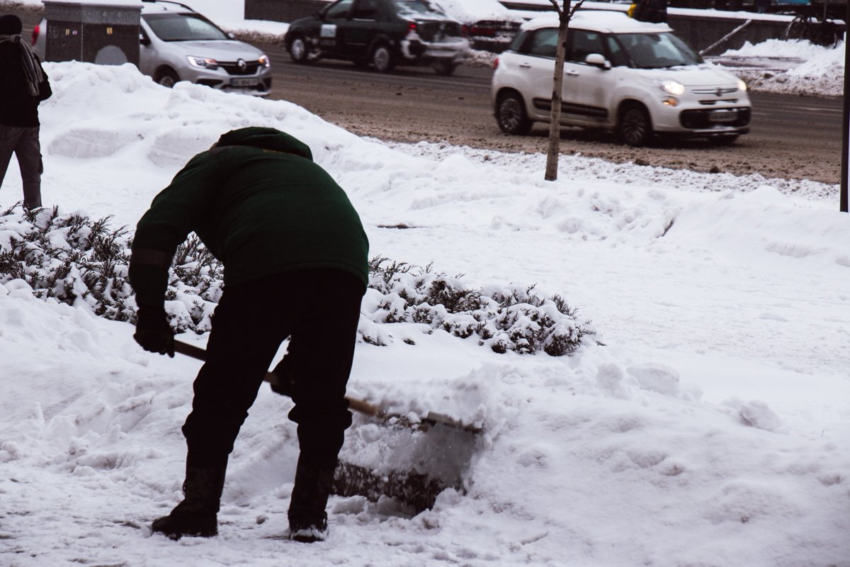 Спешат расчистить дорожки возле магазинов и кафе Спешат расчистить дорожки возле магазинов и кафе