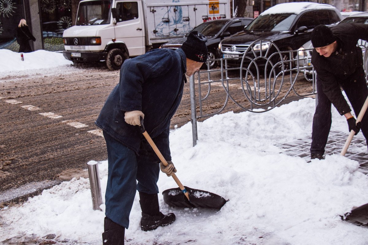 Еще предстоит убрать горы снега Еще предстоит убрать горы снега
