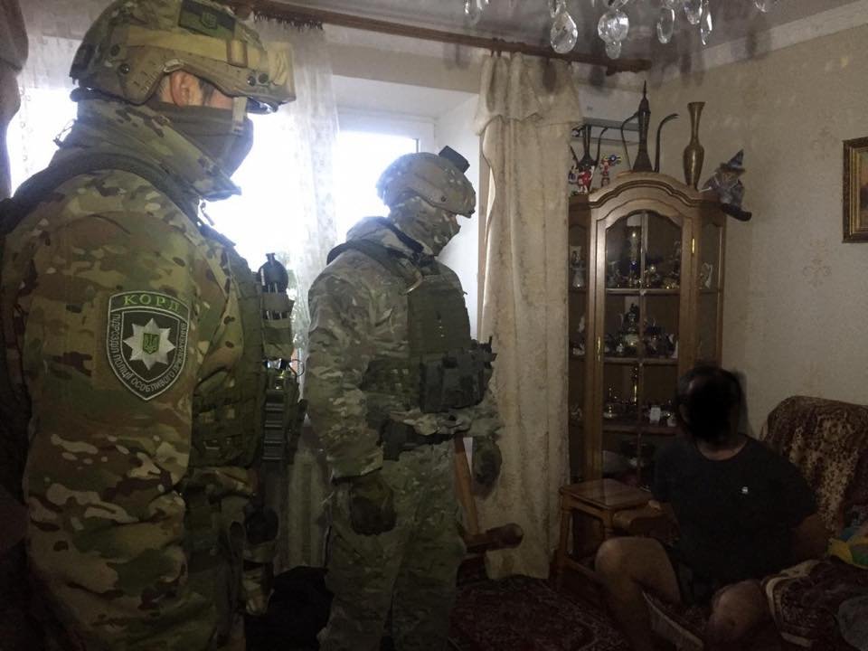 В жилом доме на улице Стадионной мужчина взял свою свою мать в заложники В жилом доме на улице Стадионной мужчина взял свою свою мать в заложники