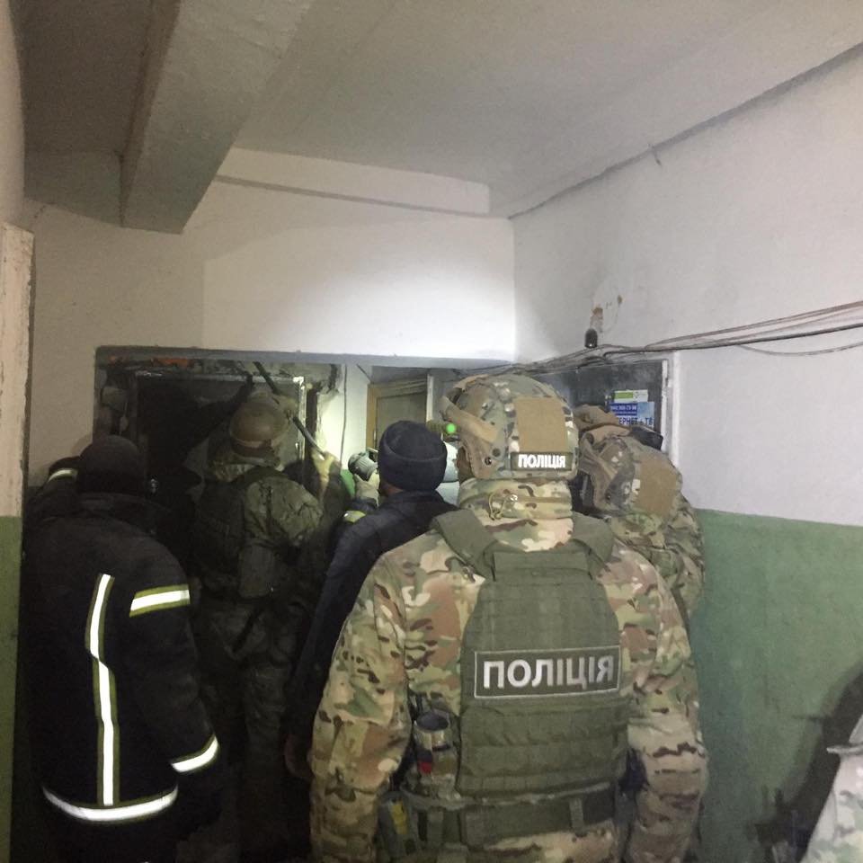 Злоумышленник наотрез отказался открывать двери полицейским и угрожал женщине физической расправой. Злоумышленник наотрез отказался открывать двери полицейским и угрожал женщине физической расправой.