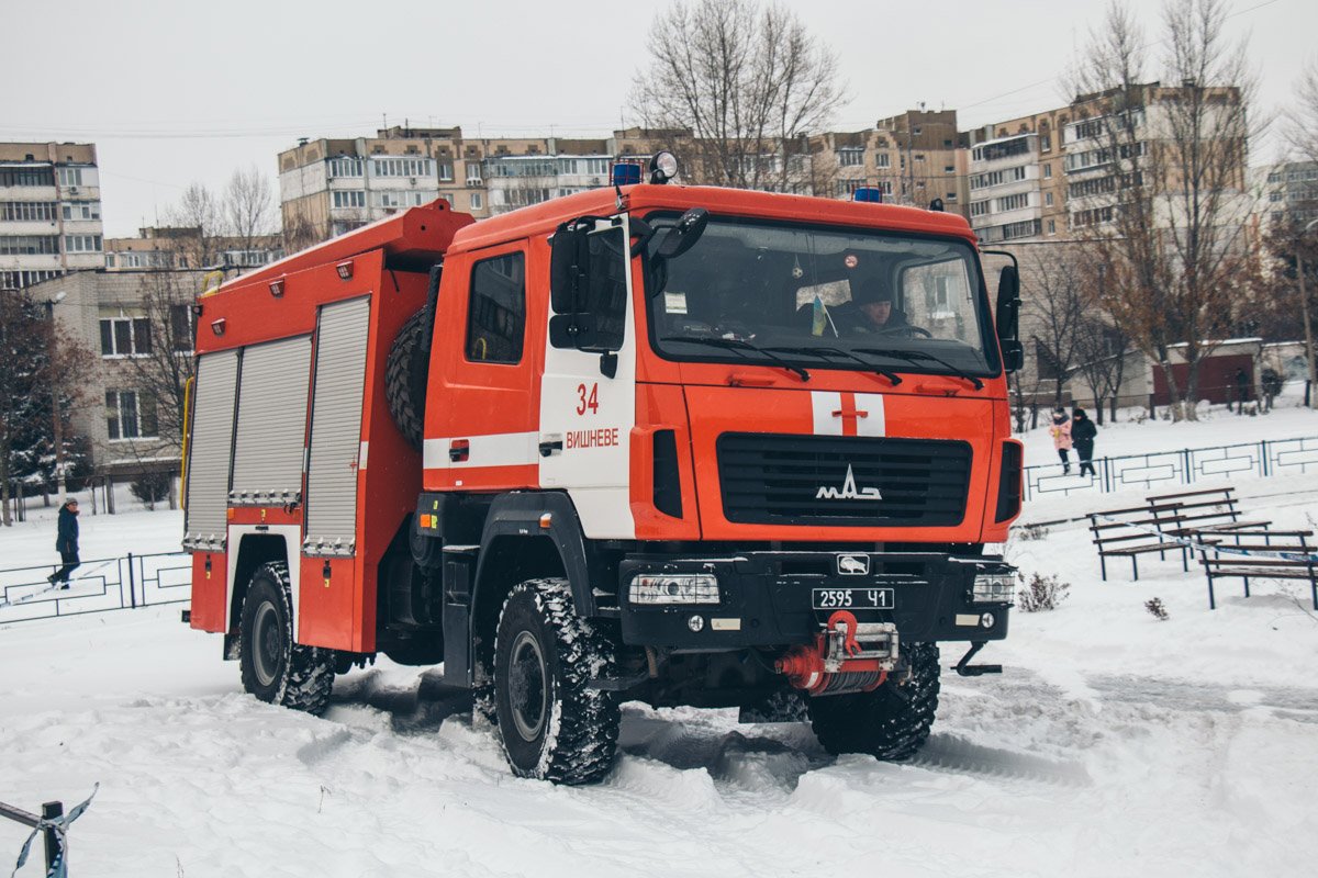 На месте работало 14 человек личного состава ГСЧС и 4 спасательные машины