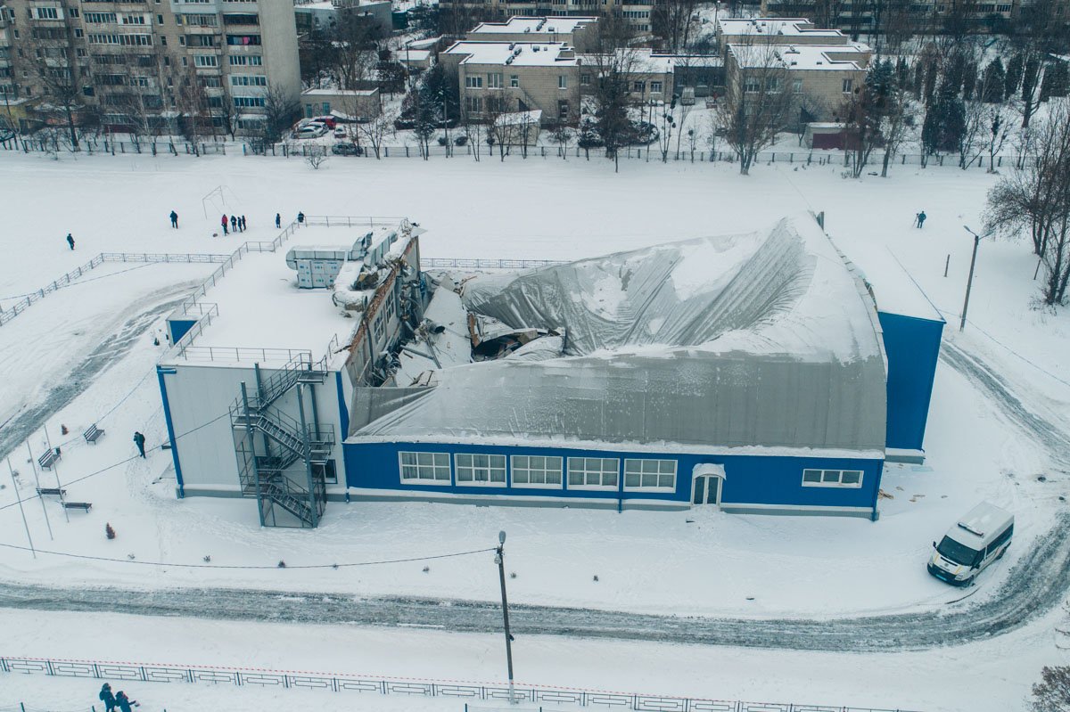 Обрушившаяся крыша спортзала