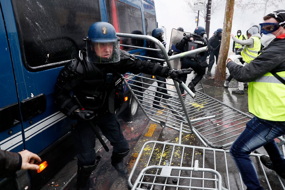 В городах Франции уже больше двух недель продолжаются протесты «желтых жилетов» В городах Франции уже больше двух недель продолжаются протесты «желтых жилетов»