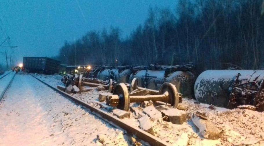 В России в Омской области перевернулись 20 грузовых вагонов с военной техникой, включая цистерны с мазутом В России в Омской области перевернулись 20 грузовых вагонов с военной техникой, включая цистерны с мазутом