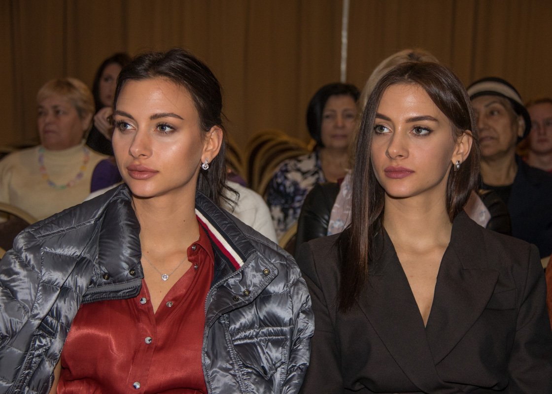 На презентацию пришли финалистка Мисс Украина 2018 Маргарита Стороженко со своей сестрой-двойняшкой Викторией На презентацию пришли финалистка Мисс Украина 2018 Маргарита Стороженко со своей сестрой-двойняшкой Викторией