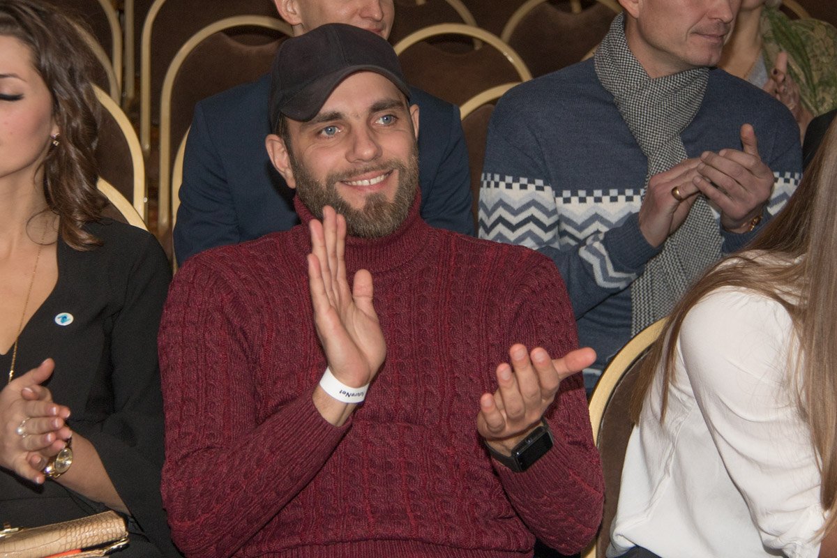 Отличное выступление заслуживает громких аплодисментов Отличное выступление заслуживает громких аплодисментов