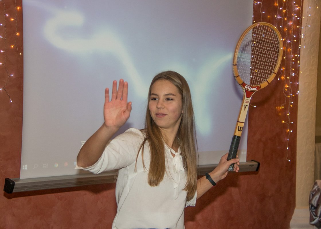 Юная украинская теннисистка Анита Сагдиева показывает подачу Юная украинская теннисистка Анита Сагдиева показывает подачу