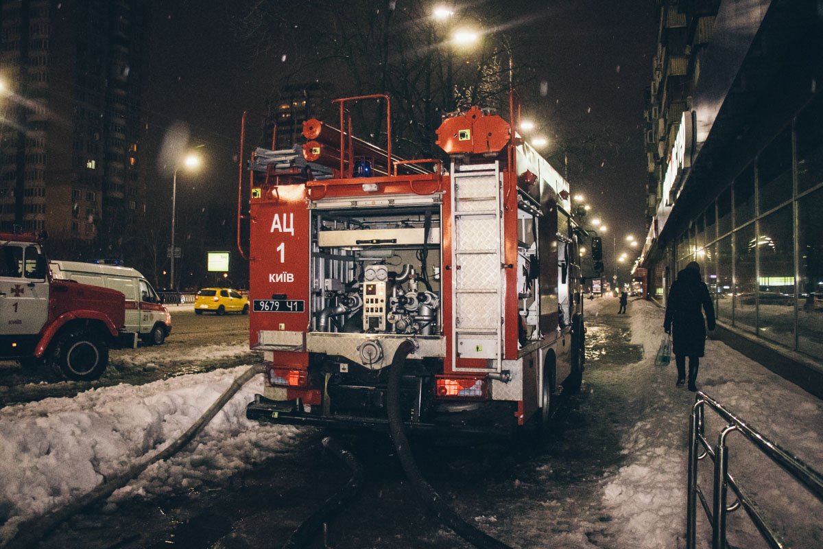 На место происшествия прибыли четыре единицы пожарно-спасательной техники