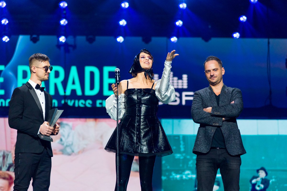 Девушка поблагодарила всех слушателей и напомнила, что они группа из Киева, а не из-за границы