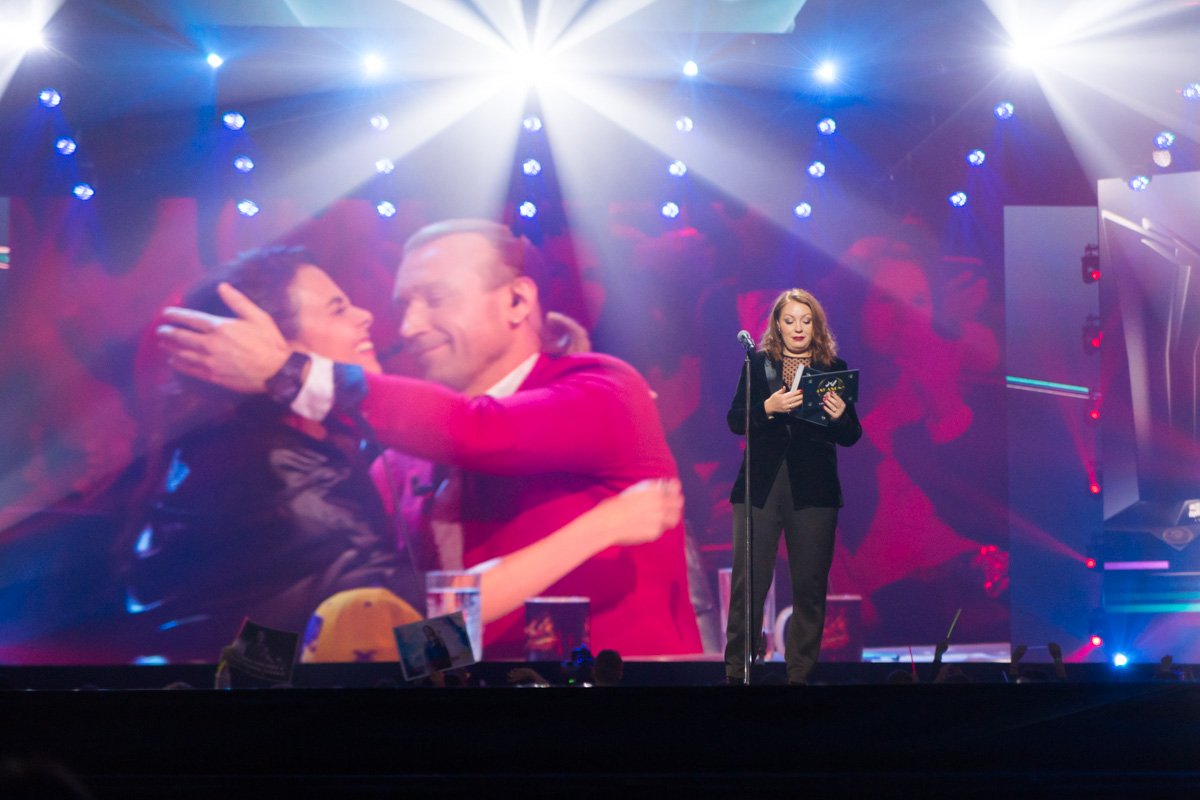 Настю Каменских и Олега Винника наградили дистанционно, в прямом эфире другого телешоу