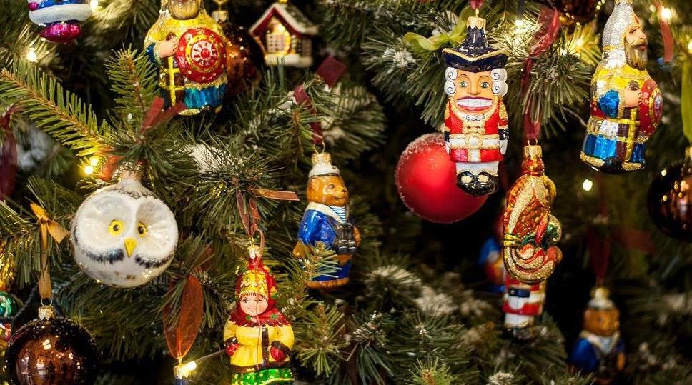 Украшение новогодней елки - неотъемлемый атрибут праздника