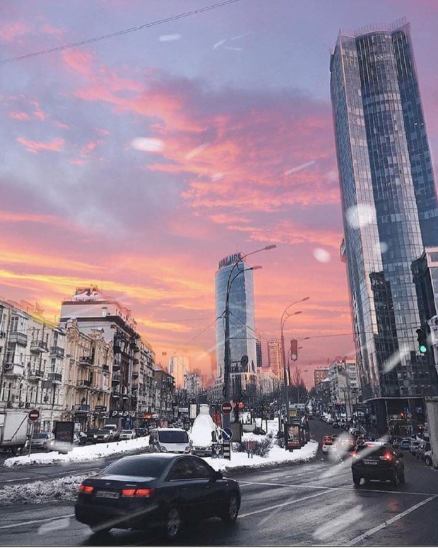 И только небо разбавляет серость улиц. Фото: @dobrovolskaayaa И только небо разбавляет серость улиц. Фото: @dobrovolskaayaa