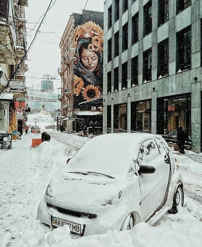 Еще один снегопад, и машинку можно и не найти до весны... Фото: @istetsen Еще один снегопад, и машинку можно и не найти до весны... Фото: @istetsen