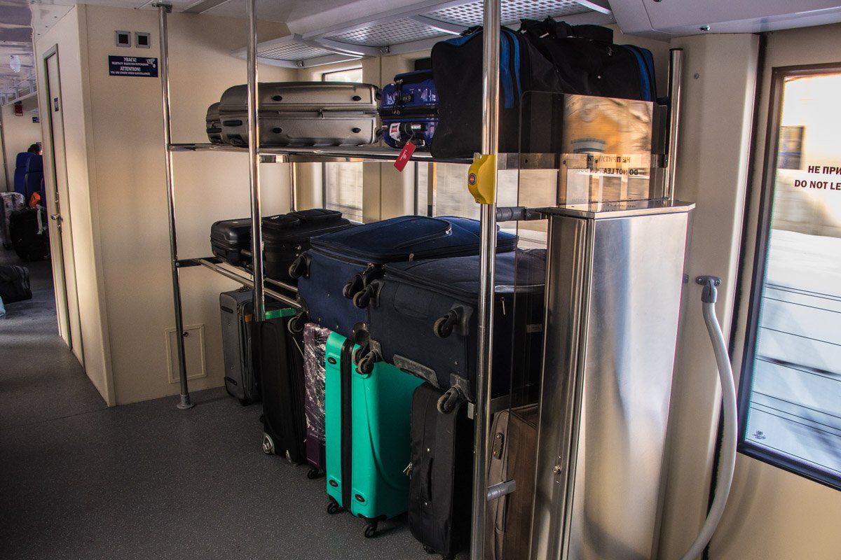 Полки для багажа находятся сразу возле двери