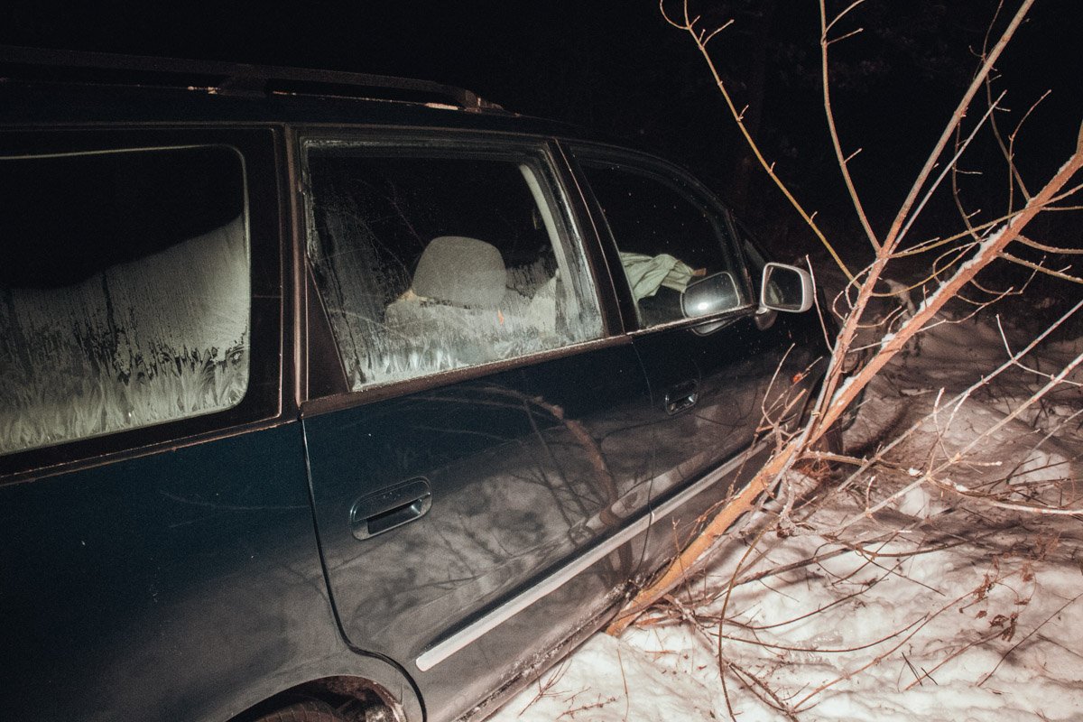 Автомобиль заехал в лес на 7 метров Автомобиль заехал в лес на 7 метров