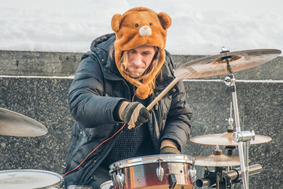В такую погоду кого-то согревает музыка и прикольная шапочка В такую погоду кого-то согревает музыка и прикольная шапочка