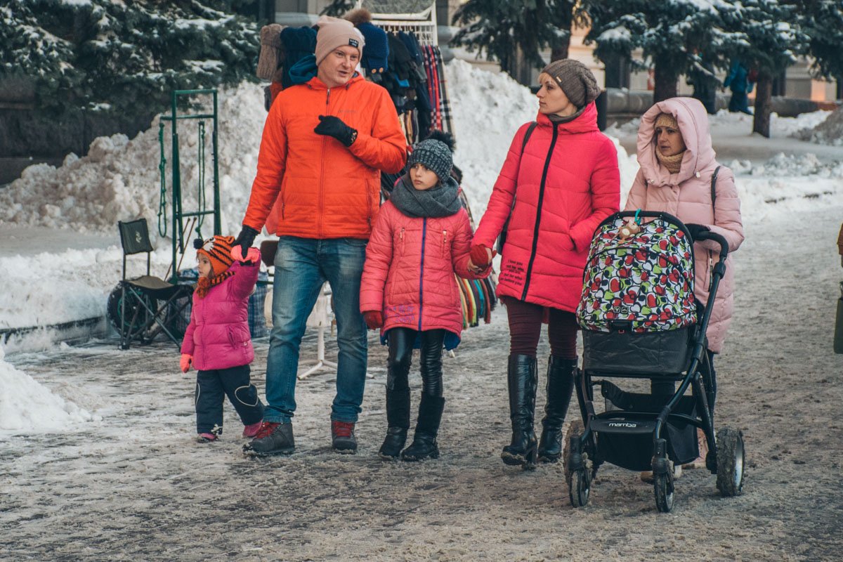 Дети особенно радуются приходу зимы, поэтому чаще гуляйте с семьей в такую погоду Дети особенно радуются приходу зимы, поэтому чаще гуляйте с семьей в такую погоду