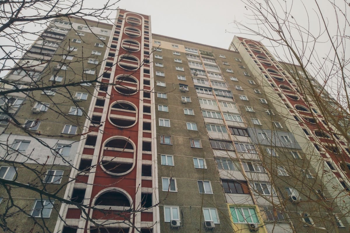 Мама мужчины была в состоянии истерики и в слезах кричала, что ее сын химик, занимался наукой и работал в одном из институтов Киева