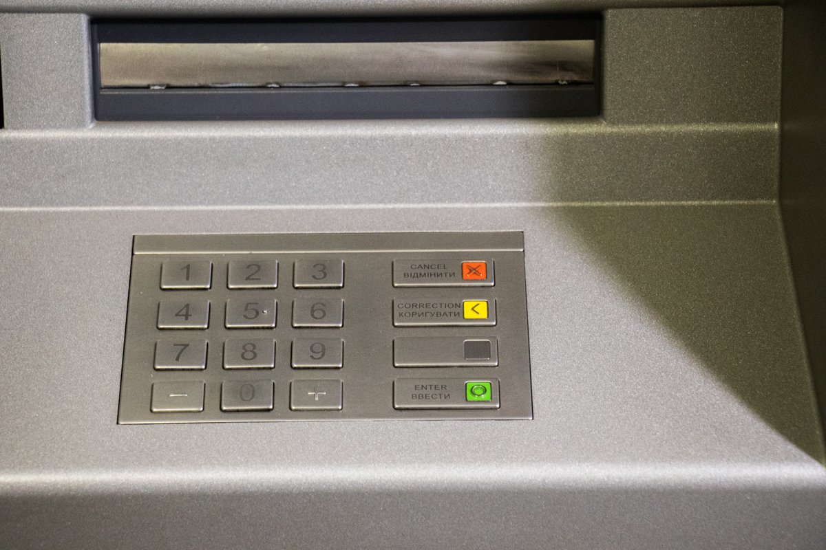 На месте убранной "накладки" видны следы ее крепления