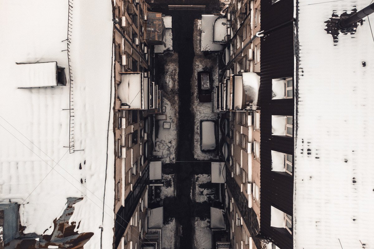 Снег украшает даже обычные старые многоэтажки Снег украшает даже обычные старые многоэтажки