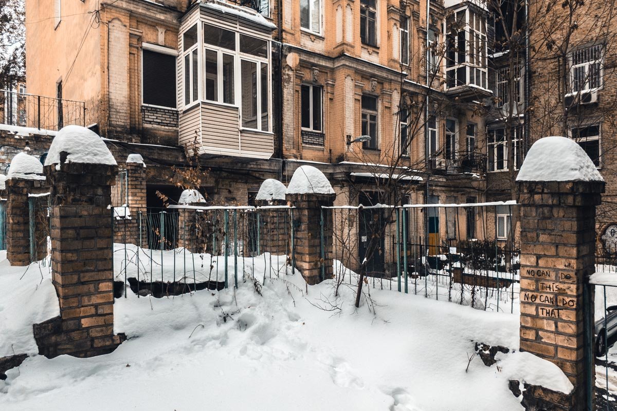 Уютный дворик, в котором не хватает только первого зимнего снеговика Уютный дворик, в котором не хватает только первого зимнего снеговика