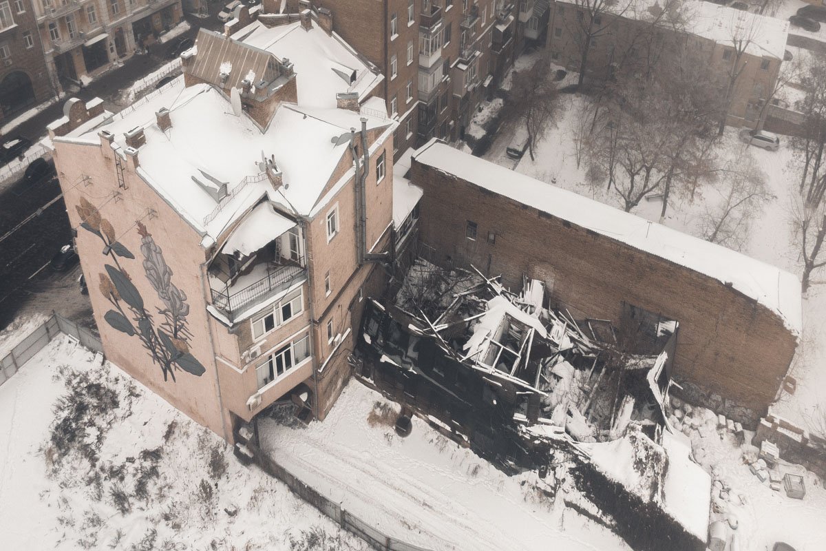 Замерзшие деревья и белые крыши домов навевают атмосферу новогодних праздников Замерзшие деревья и белые крыши домов навевают атмосферу новогодних праздников