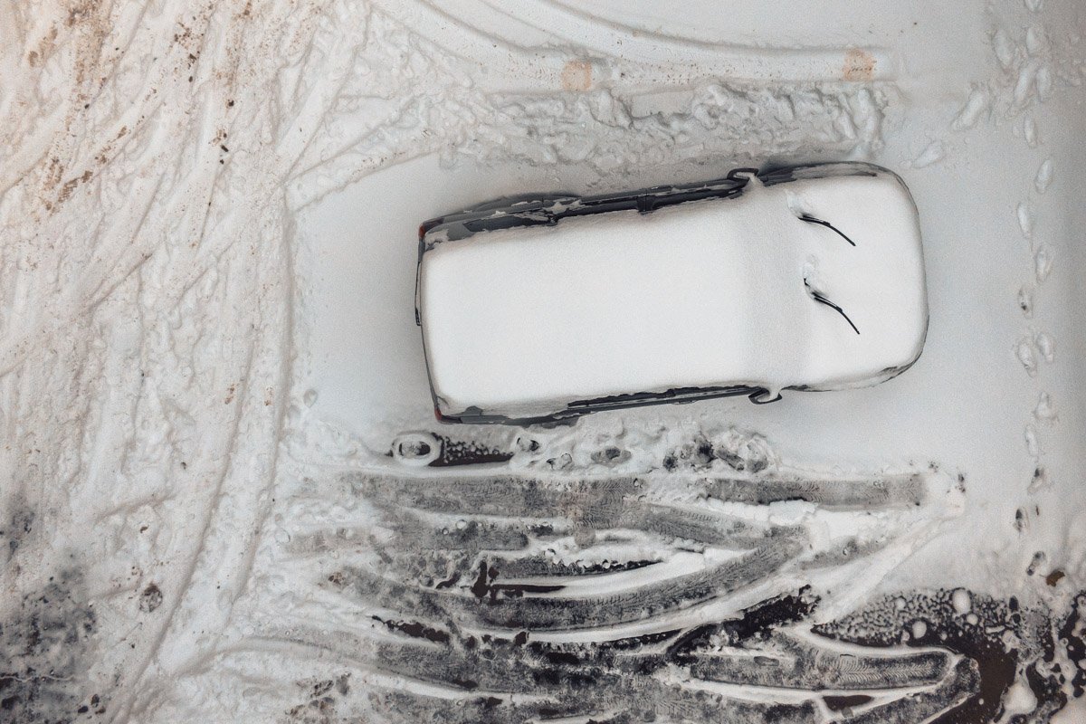 Некоторым водителям пришлось долго разгребать свой транспорт от снега Некоторым водителям пришлось долго разгребать свой транспорт от снега