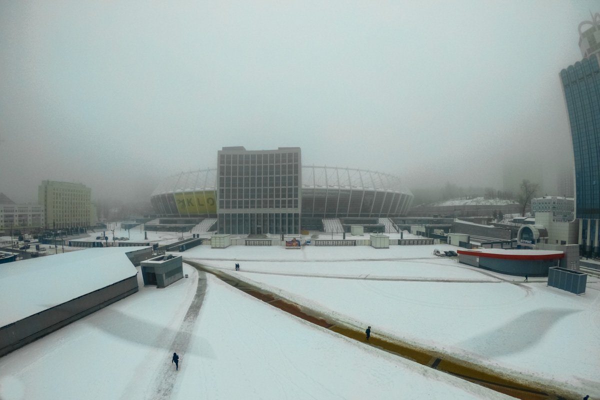 НСК "Олимпийский" наполовину погрузился в туманную дымку НСК "Олимпийский" наполовину погрузился в туманную дымку