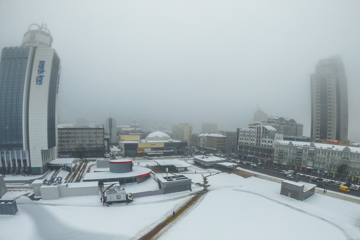 Верхушки высоток спрятались в серую пелену тумана Верхушки высоток спрятались в серую пелену тумана
