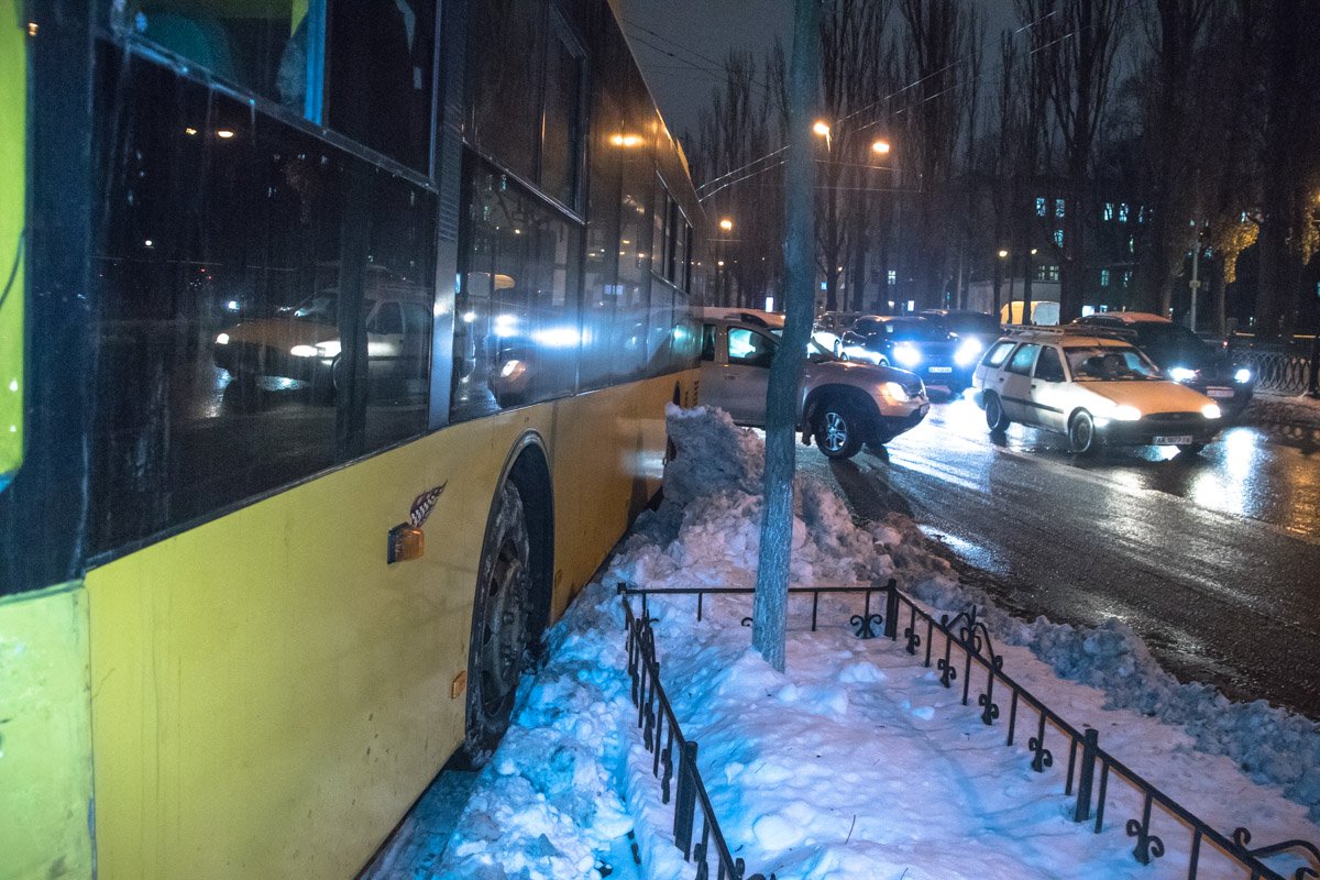 На остановке «Улица Ивана Франко» у транспорта отказали тормоза, но водитель не смог остановиться и вырулил на тротуар 