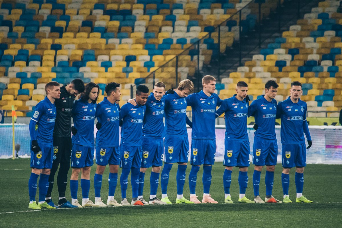 Перед стартовым свистком игроки почтили память легендарного игрока «Динамо» Виктора Матвиенко минутой молчания Перед стартовым свистком игроки почтили память легендарного игрока «Динамо» Виктора Матвиенко минутой молчания