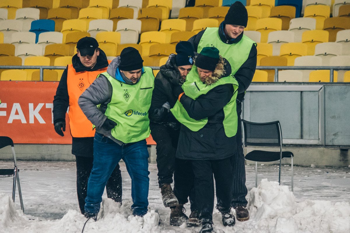 Стюарды вовремя поймали болельщика, который пытался выбежать на поле во время игры Стюарды вовремя поймали болельщика, который пытался выбежать на поле во время игры