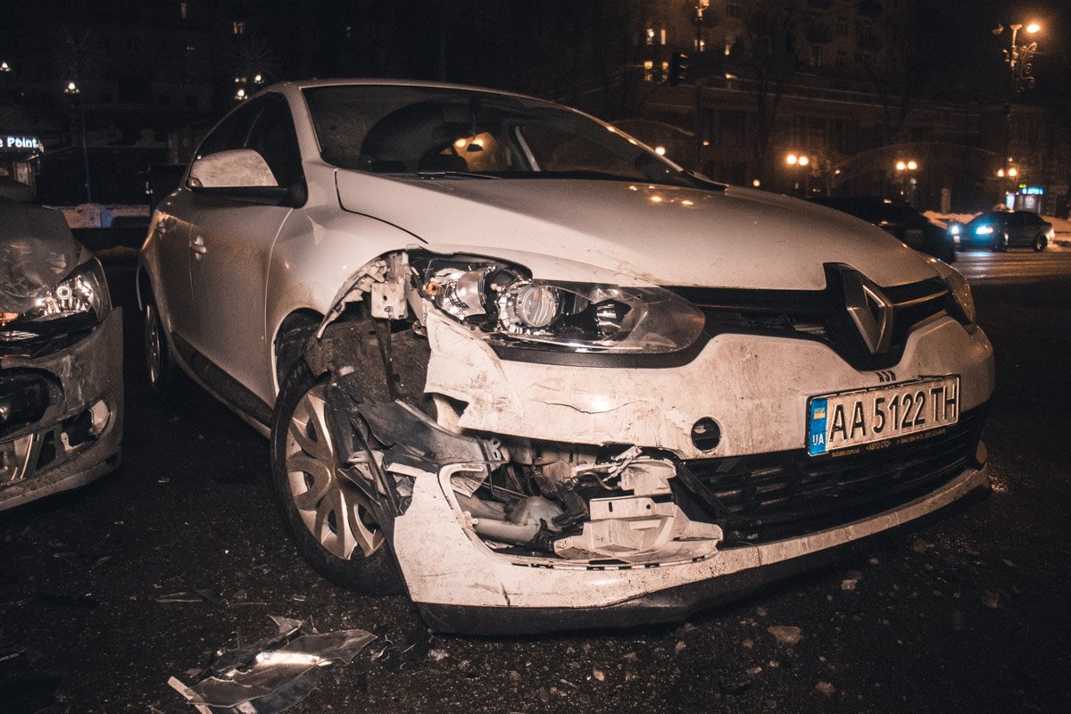 Водитель Renault пытался проскочить на красный сигнал светофора