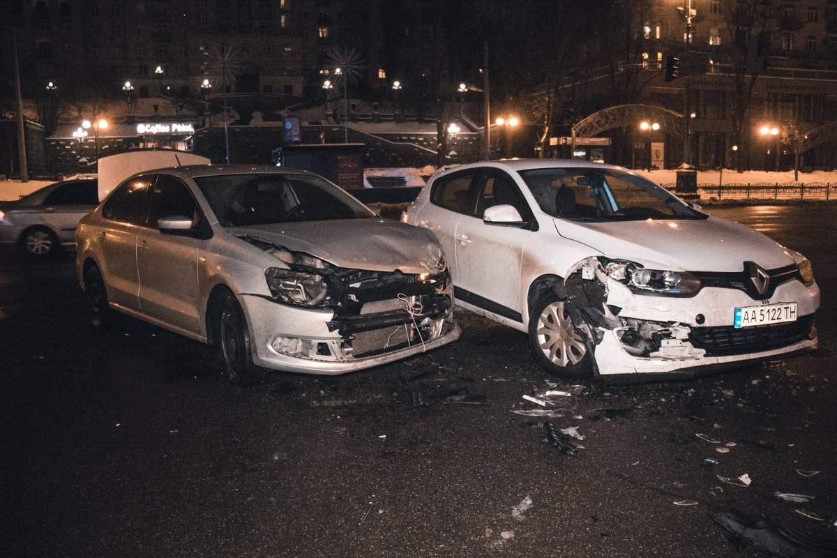 Обстоятельства ДТП выясняет патрульная полиция