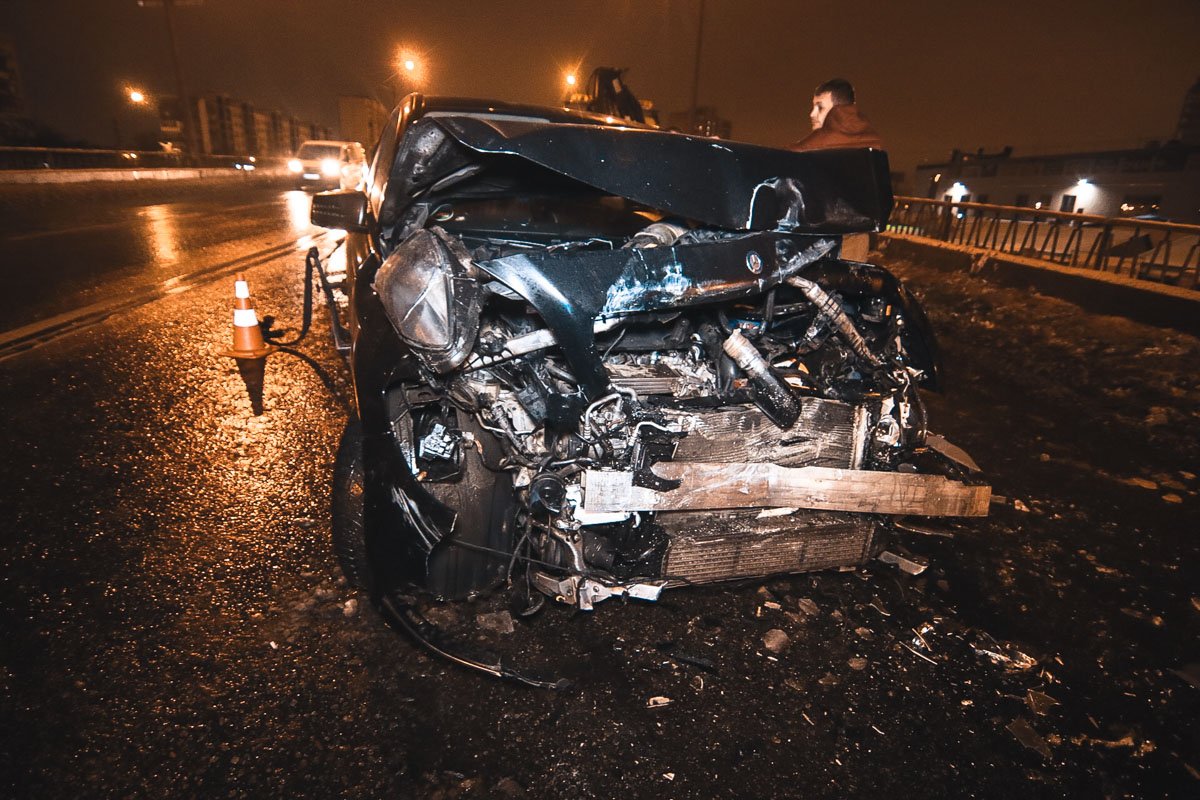 Иномарку вынесло на встречную полосу