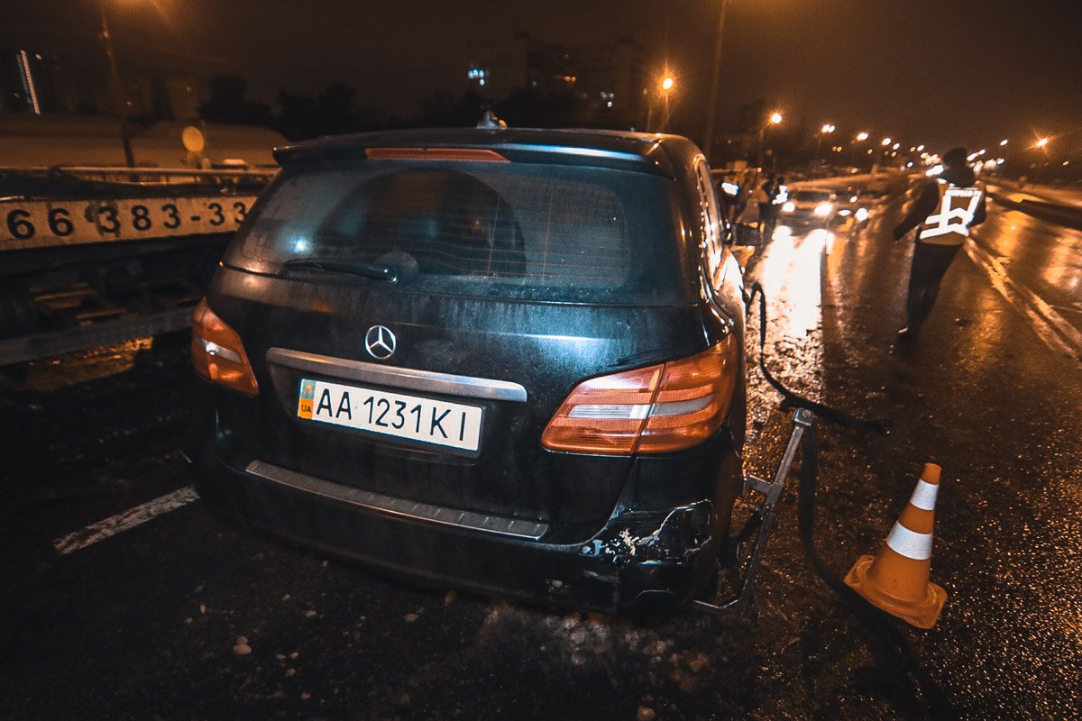 Сначала Mercedes врезался в отбойник