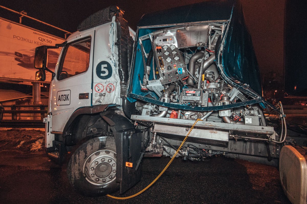 Бензовоз Volvo врезался в отбойник