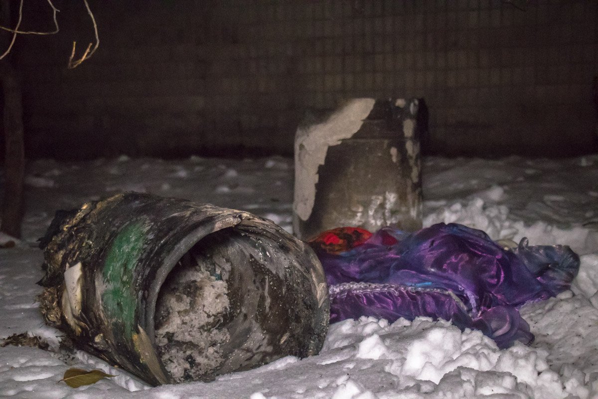 В подсобке было много хлама