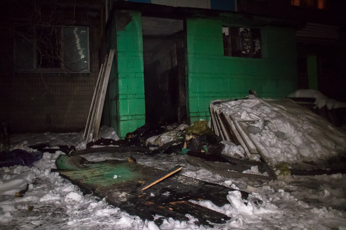 Дым заполонил 9 этажей подъезда 