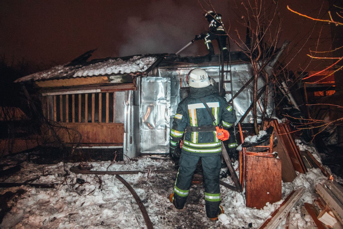 Предварительно, пожар произошел из-за неисправности с дымоходом Предварительно, пожар произошел из-за неисправности с дымоходом