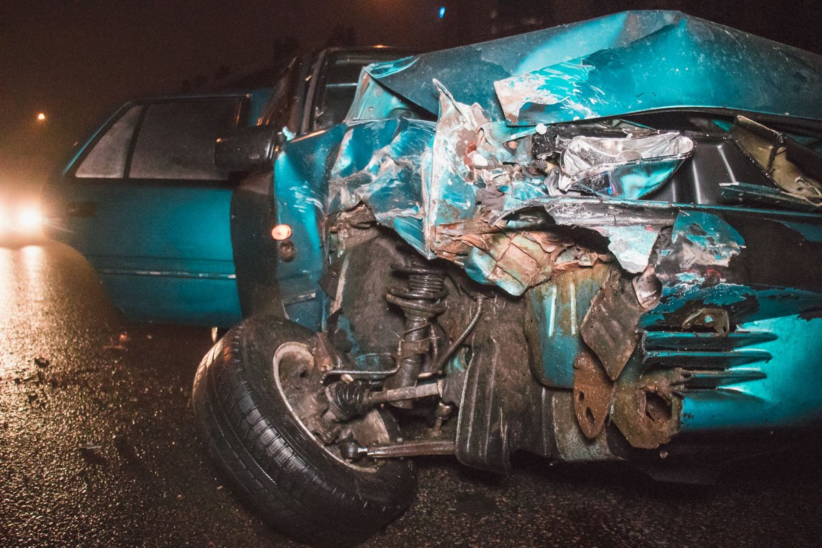 Легковой автомобиль получил серьезные повреждения Легковой автомобиль получил серьезные повреждения